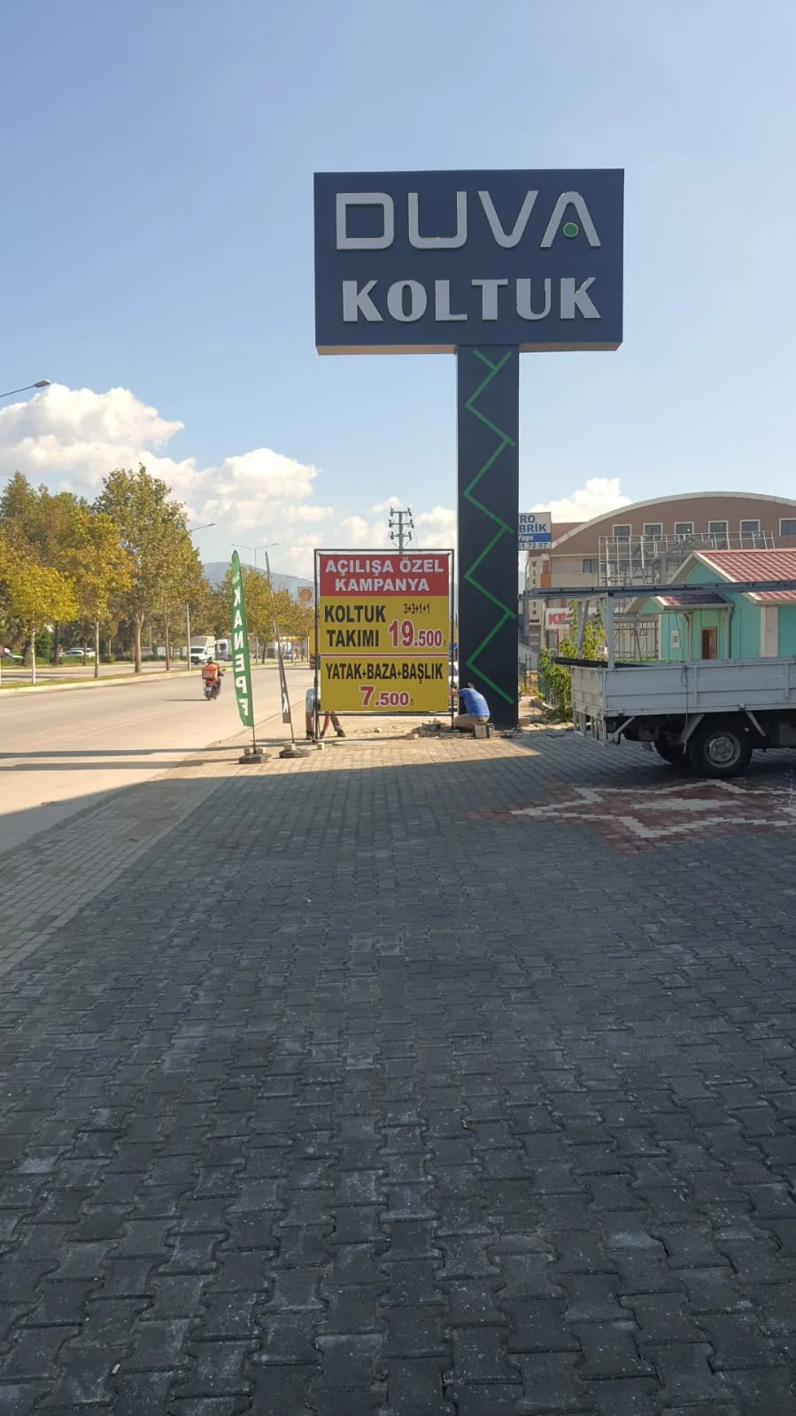 Açık alan ve yol kenarı büyük boyutlu totem tabela uygulaması 1
