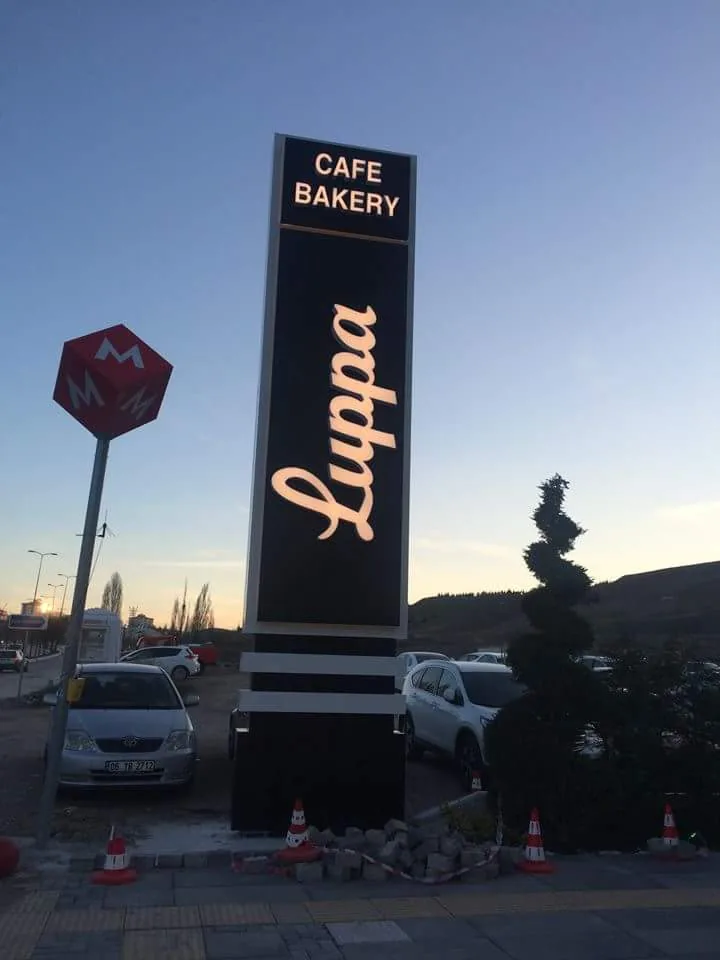 Açık alan ve yol kenarı büyük boyutlu totem tabela uygulaması 3